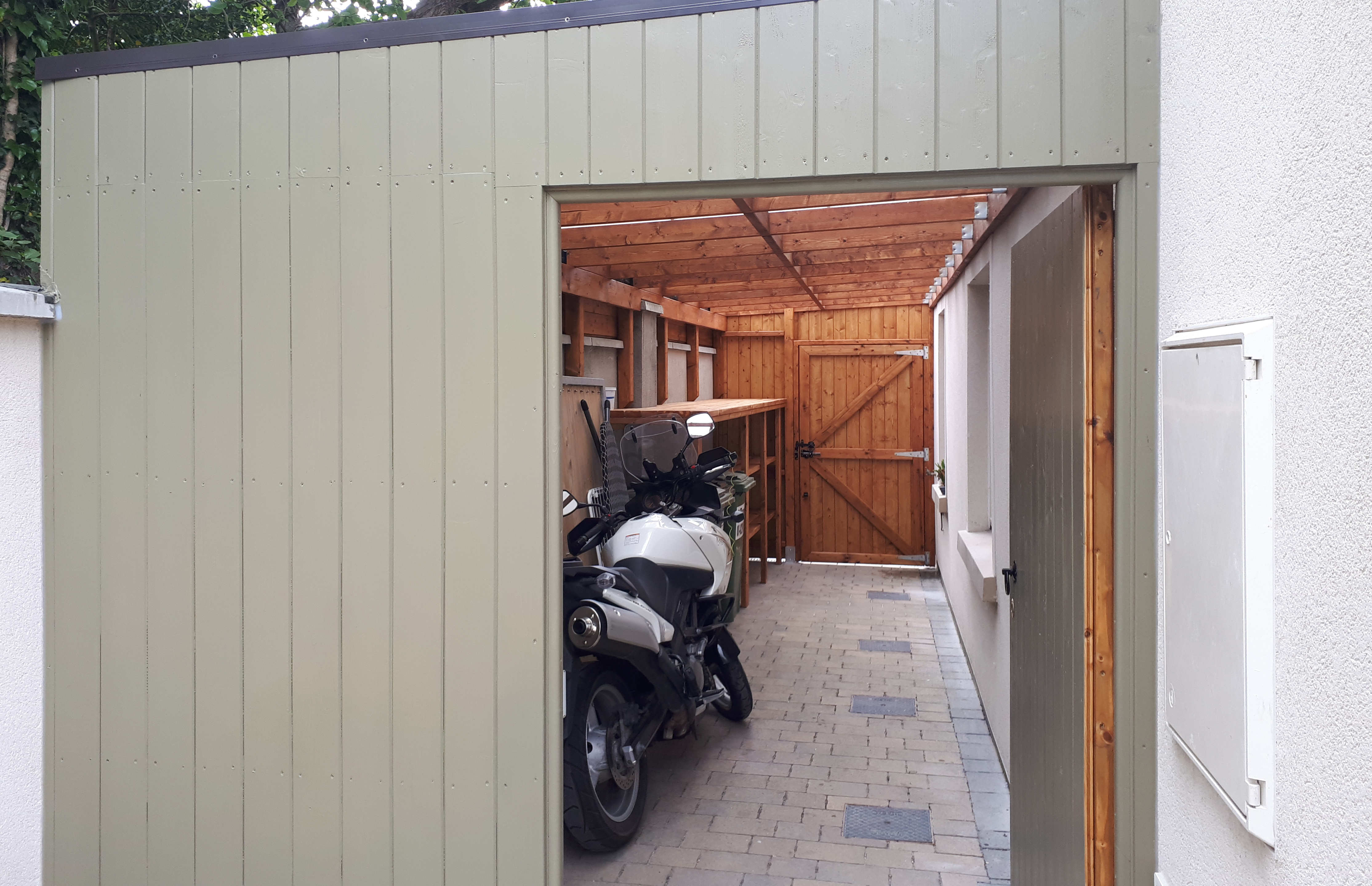 Side Passage Roof and Shelter for Motorbike